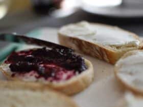 Recette de confiture de fraises rhubarbe : la meilleure façon de profiter des fruits de saison !